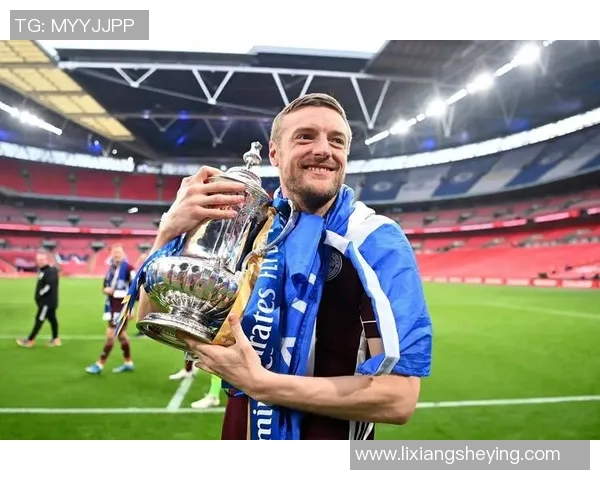 足球场上的格斗高手揭秘那些曾学过格斗的足球明星们的传奇故事