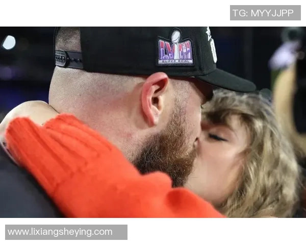 足球明星与爱妻甜蜜亲吻瞬间展现幸福生活的温馨画面