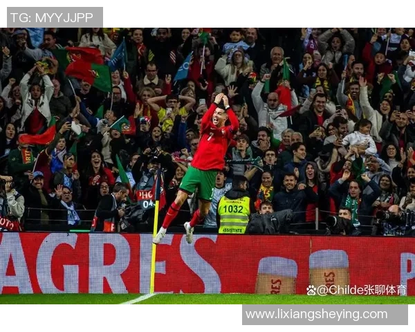 足球明星在海边悠闲抓鱼的趣味瞬间展现运动员生活的另一面