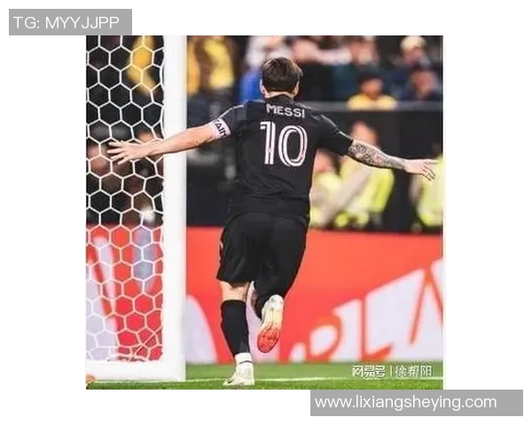 足球明星挑战极限用足球精准踢穿玻璃展现惊人技巧与力量