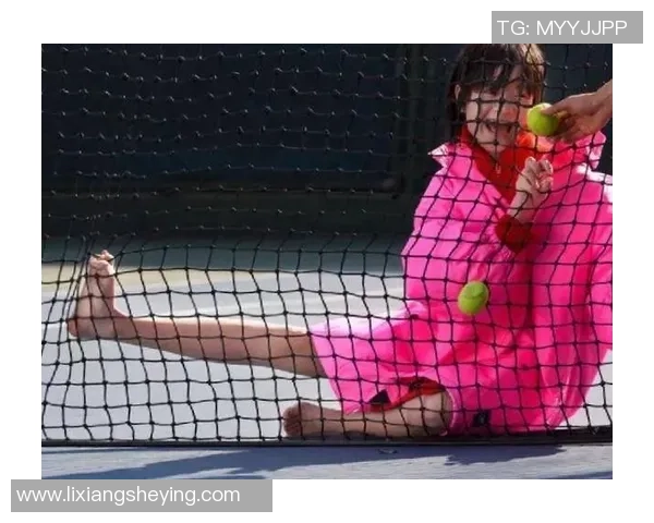 足球明星用半个浴巾展现魅力瞬间引发热议时尚与运动的完美结合