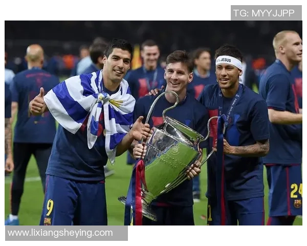 足球明星背影合影展现他们的独特魅力与风采 足球明星背影合影展现他们的独特魅力与风采